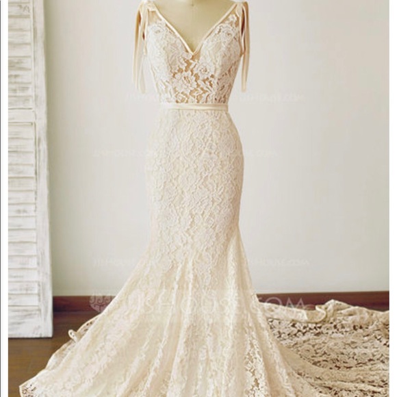 Wedding dress - Picture 2 of 3